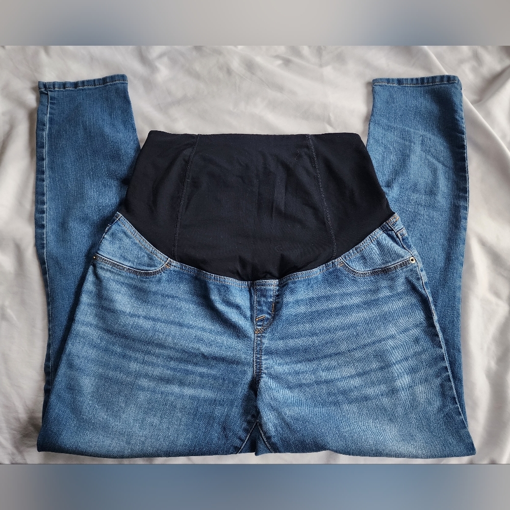 Light-Wash Stylish Maternity Jeans